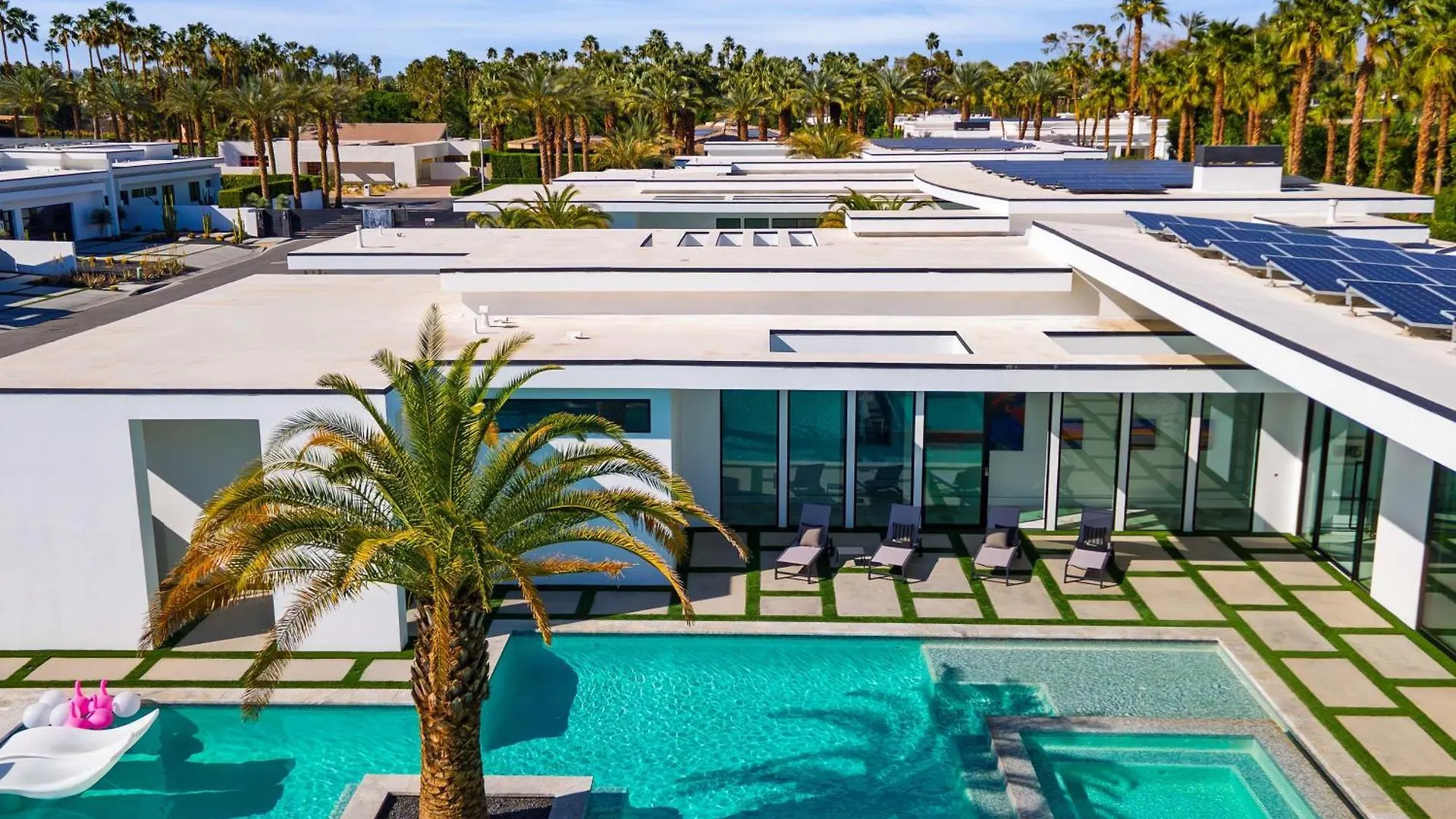 Rancho Mirage Oasis w Pool Hot Tub Bocce Putting Green Firepit